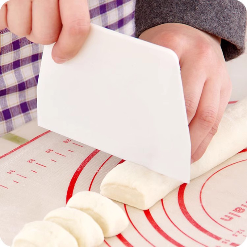 Dough Scraper Curved - Spatule à crème incurvée utile pour