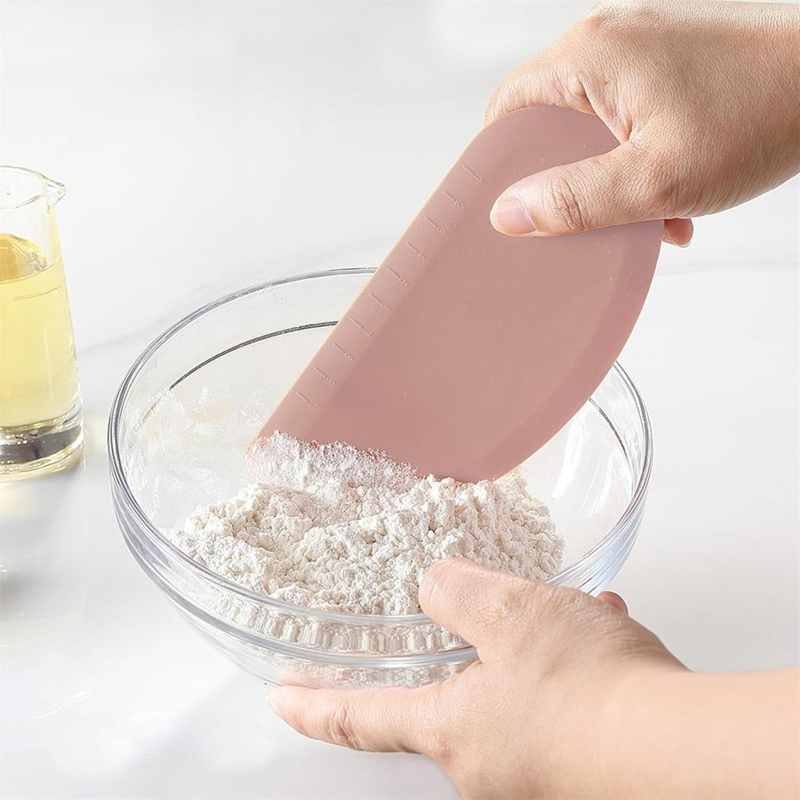 Spatule en silicone flexible à - Dough Scraper Curved avis et prix